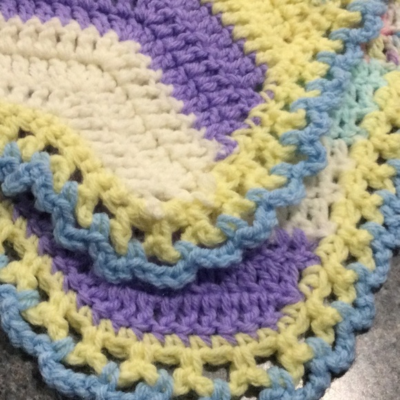 🌸Handmade crocheted baby blanket afghan for crib or stroller. New. - Picture 4 of 8
